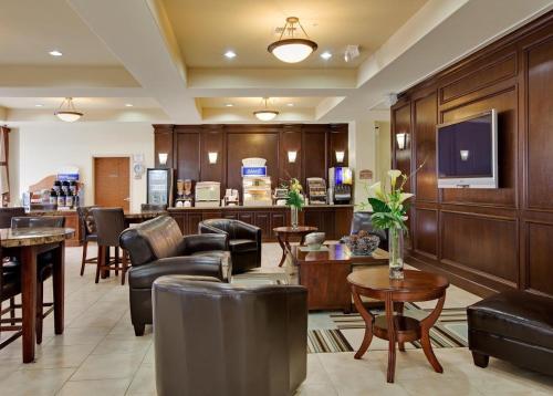 ラ・ポルテにあるASPEN GRAND HOTEL LaPorteのリビングルーム(革製家具付)、バー