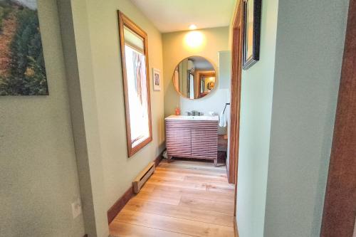 Una cama o camas en una habitación de Saltbox 12F