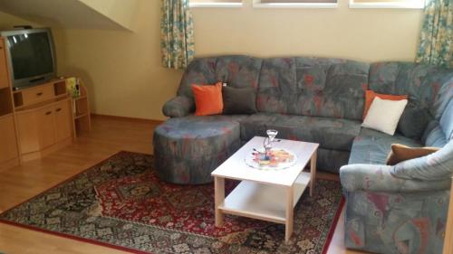 ein Wohnzimmer mit einem Sofa und einem Couchtisch in der Unterkunft Haus Schartner in Daar