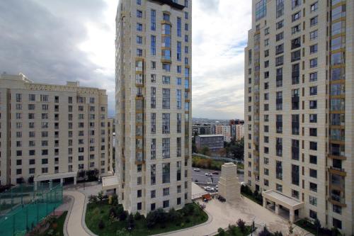 widok dwóch wysokich budynków w mieście w obiekcie Central Avenue w mieście Ałma-Ata