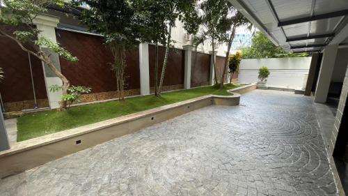 Un jardín fuera de Hotel Silver Clé Hitech City Madhapur