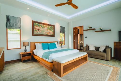 Ένα ή περισσότερα κρεβάτια σε δωμάτιο στο Bangtao Boutique Villa