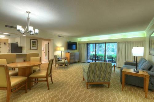 Televisyen dan/atau pusat hiburan di Luxury 1 Bedroom Condo in Palm Harbor Florida 2 Miles From Beach Sleeps 4