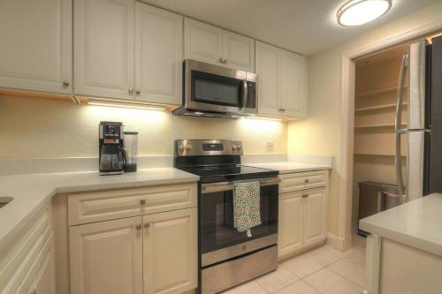 Dapur atau dapur kecil di Luxury 1 Bedroom Condo in Palm Harbor Florida 2 Miles From Beach Sleeps 4