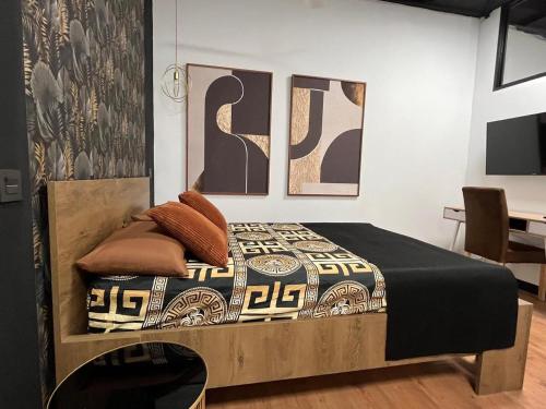 łóżko w pokoju z obrazami na ścianie w obiekcie Chic4 luxury Gran via w Madrycie