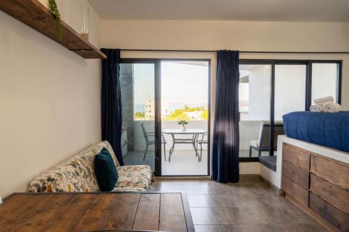 Ein Sitzbereich in der Unterkunft Casa Arrecife - Dorado Suite, Fast Wifi & Balcony! Beach is steps away!