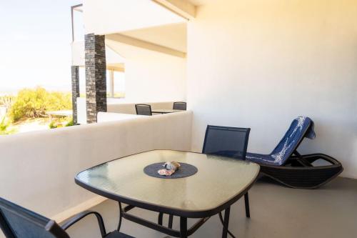 Ein Sitzbereich in der Unterkunft Casa Arrecife - Dorado Suite, Fast Wifi & Balcony! Beach is steps away!