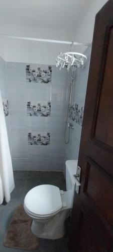 Un baño de Edzina Meublée