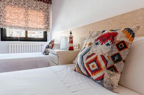 Ένα ή περισσότερα κρεβάτια σε δωμάτιο στο Casa 4Estacions Palamós 3a linia mar Port Marina-Camí de Ronda-pàrquing