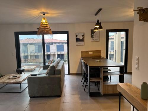 un salon avec une table et une salle à manger dans l'établissement Dell Edera, à Bonifacio