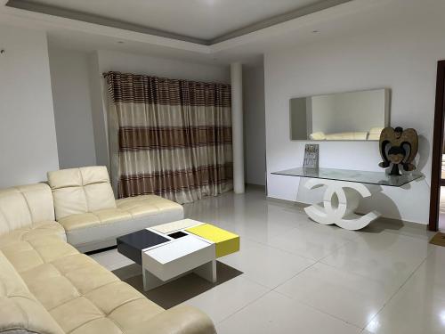 un soggiorno con un divano e un tavolo di Villa Somone a Dakar