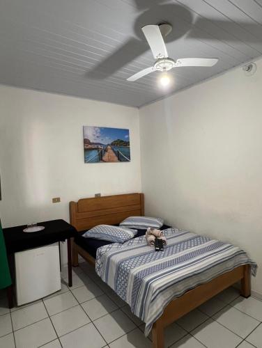 a bedroom with a bed and a ceiling fan at Pouso da Celeste - Trindade in Trindade