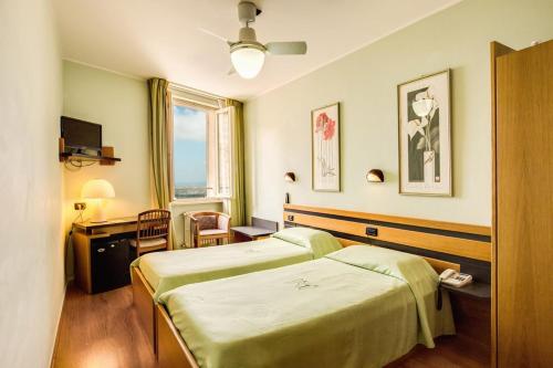 Postel nebo postele na pokoji v ubytování Hotel Roma Assisi