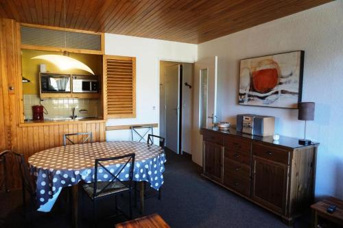 ein Esszimmer mit Tisch und eine Küche in der Unterkunft Résidence Estaris Ii - 3 pièces 8 personnes MAE-2763 in Orcières