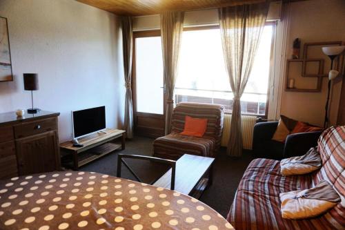 ein Wohnzimmer mit Sofa und Fernseher in der Unterkunft Résidence Estaris Ii - 3 pièces 8 personnes MAE-2763 in Orcières