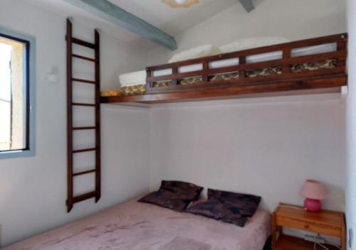 une chambre avec un lit superposé et une échelle dans l'établissement Appartement Résidence Aphrodite Village naturiste à Port Leucate, à Leucate-Plage