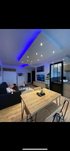 un salon avec une table et un canapé dans l'établissement Magnifique studio, à Dugny