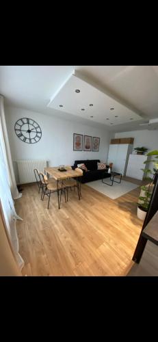 un salon avec une table et un canapé dans l'établissement Magnifique studio, à Dugny