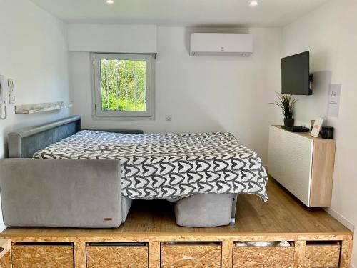 une chambre avec un lit et une fenêtre dans l'établissement Studio climatisé avec piscine, à Saint-Raphaël