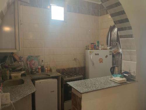 ダハブにある2 Bedroom Houseのキッチン(コンロ、冷蔵庫付)