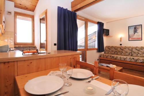 un salon avec une table et un canapé dans l'établissement Résidence Agate - 3 Pièces pour 7 Personnes 54, à Mâcot La Plagne