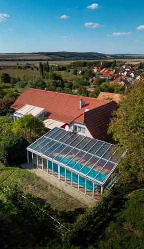 an overhead view of a house with solar panels on the roof at Edi Birtok in Oroszló