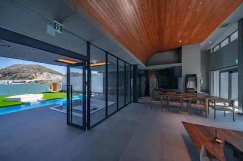 an open dining room with a view of the ocean at ELSUENITOhinase in Hinase