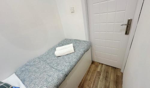 Postel nebo postele na pokoji v ubytování Cove Partition Room in Tecom Near Internet City Metro