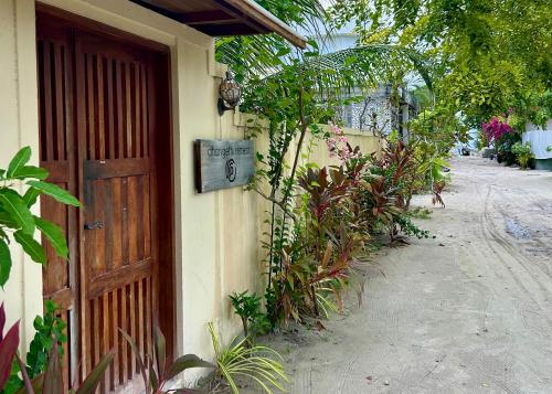 Taman di luar Dhangethi Retreat