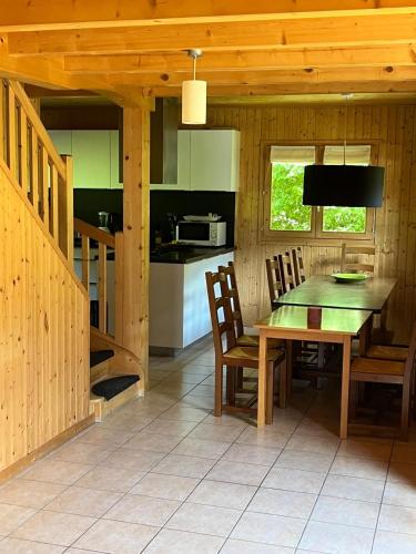 une cuisine et une salle à manger avec une table et des chaises dans l'établissement Family-friendly Self-catering Chalet Rental in Abondance - Sleeps 12 Portes du Soleil, à Abondance