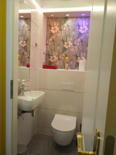 a bathroom with a toilet and a sink at Ferienwohnung Baer 2 in Hoppegarten