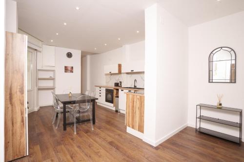 une cuisine avec une table et une salle à manger dans l'établissement Grand appartement spacieux, à Strasbourg