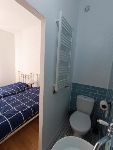 une salle de bain avec un lit, des toilettes et un lavabo dans l'établissement Chambres cosy au coeur du village, à Chaumont-en-Vexin