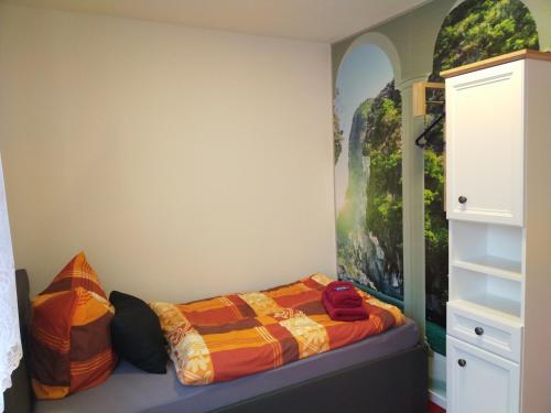 a bedroom with a bed with a painting on the wall at Ferienwohnung Baer 2 in Hoppegarten