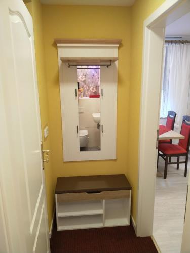 a bathroom with a mirror and a sink at Ferienwohnung Baer 2 in Hoppegarten