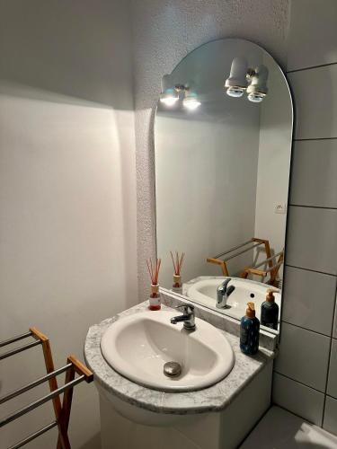 une salle de bain avec un lavabo et un miroir dans l'établissement Etoile, à Ault