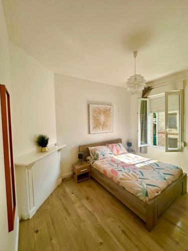 une chambre avec un lit, une table et une fenêtre dans l'établissement Etoile, à Ault