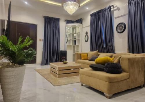 Гостиная зона в Shagari Estate Prestige 3-Bedroom Apartments.