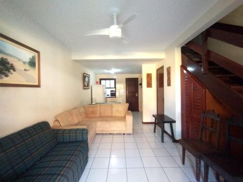 ein Wohnzimmer mit einer Couch und einem Deckenventilator in der Unterkunft Aconchego Casa de Praia - Arraial do Cabo in Rio de Janeiro