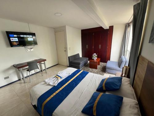 a hotel room with a bed and a desk at Hotel Boutique Santa Ana in Cartago