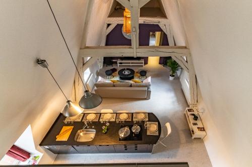 - une vue de tête sur une cuisine mansardée dans l'établissement Appart Cosy 6 Personnes - Parking Gratuit - Centre Ville Historique Dijon, à Dijon