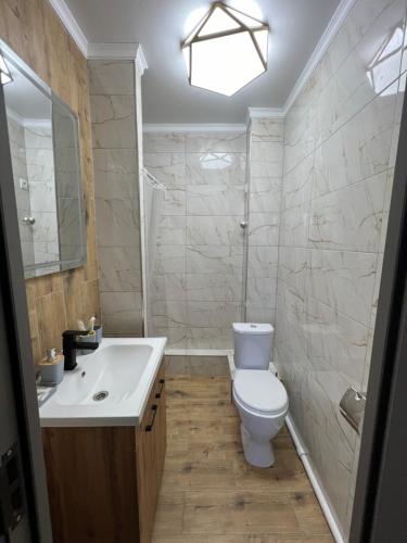 Koupelna v ubytování Aish hotel