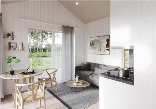 un salon avec une table et un canapé dans l'établissement Attefall begonian, à Södertälje