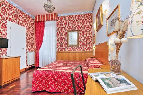 sypialnia z łóżkiem i stołem z książką w obiekcie Sonnino Suite w Rzymie
