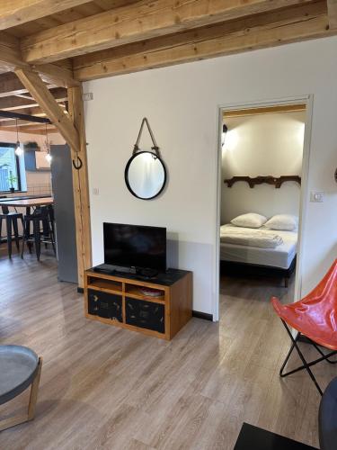 Il comprend un salon avec une télévision et une chambre. dans l'établissement Chalet Ohana, à Risoul