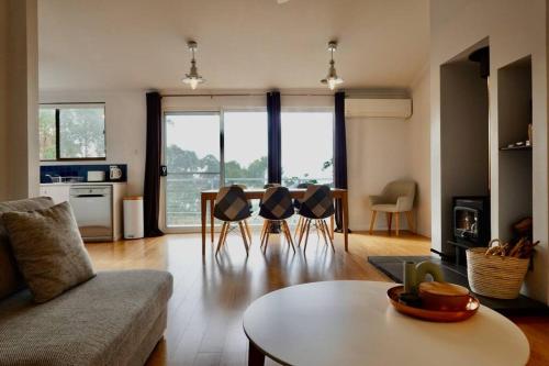 イーグルホーク・ネックにあるHigh View House - Views over Pirates Bayのソファとテーブルのあるリビングルーム