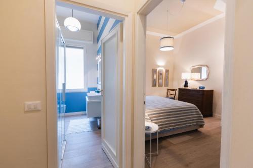 Un dormitorio con una cama y un baño con lavabo. en Cozy olive green flat, en Florencia