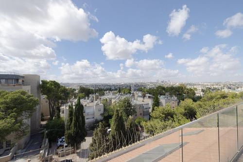 a view of a city with buildings and trees at אחוזת מוריה in Yerushalayim