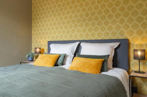 a bedroom with a bed with yellow pillows at B&B de Groene Poort in Stein