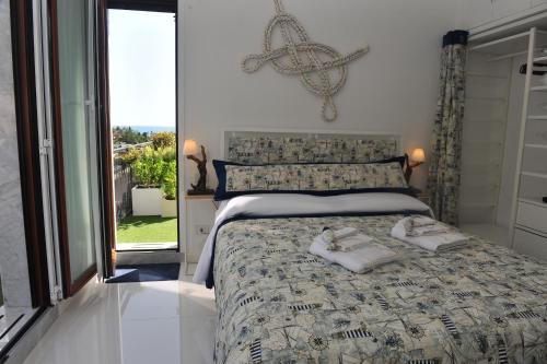 a bedroom with a bed with two towels on it at Appartamento Rapallo Sky Garden Maria Jose Liguria - Attico vista mare - Terraces - 2 bagni- 2 Camera da Letto - Box, Wi-fi, Idromassaggio Free inteiro Attico per Voi, con Ascensore in Rapallo